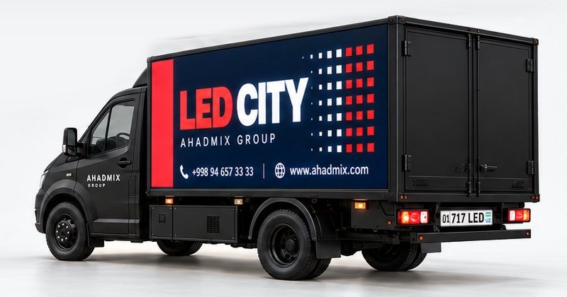 Грузовик AHADMIX с двусторонним LED-экраном LED CITY, вид сзади